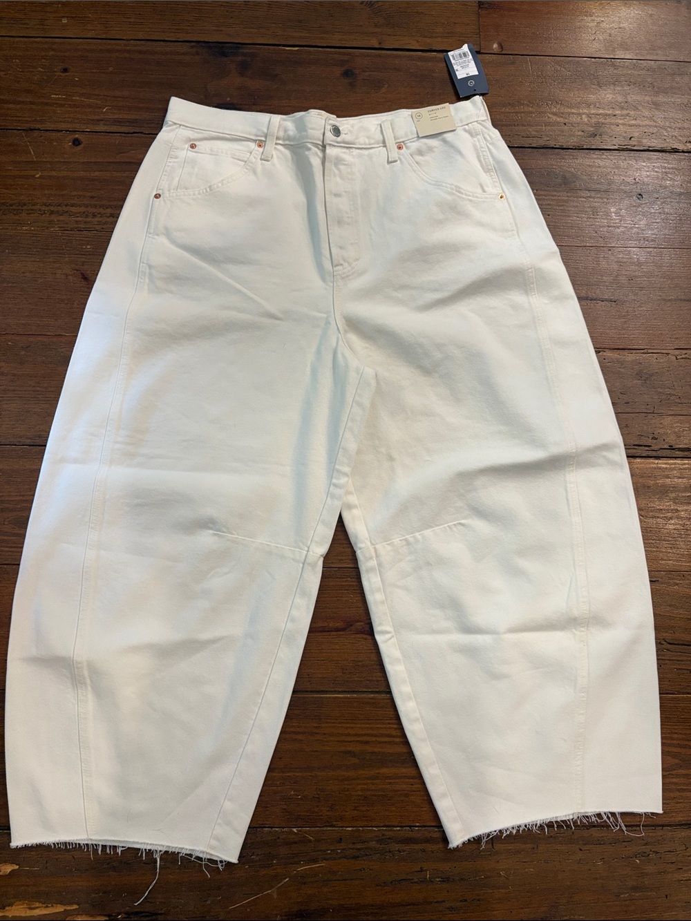 Universal Thread White High rise curved leg jeans